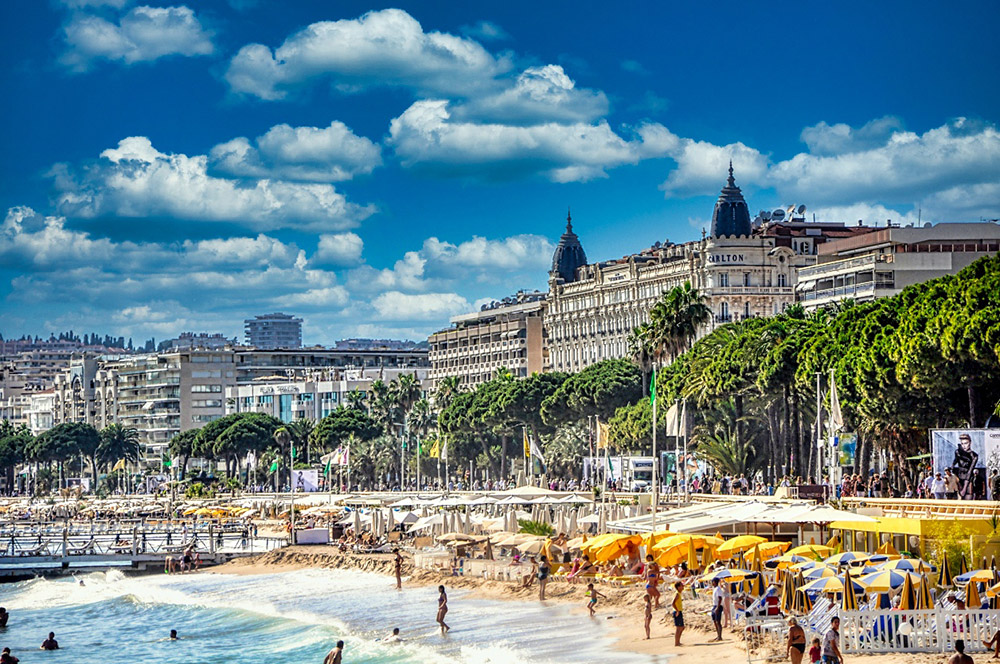 Photo d'une ville des alpes maritimes