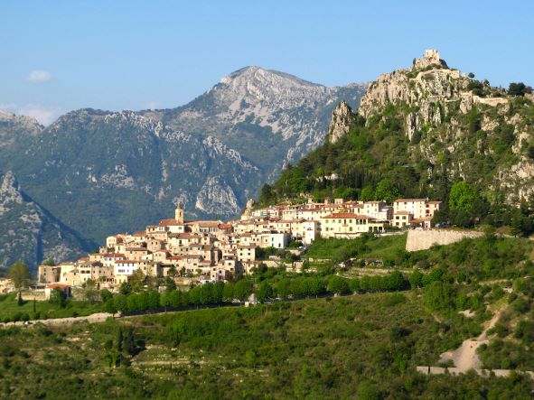 photo d'un village des alpes maritimes